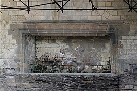 Cheminée monumentale de la grande salle. Les bases des moulures sont dites en bouteille.