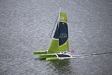 Le trimaran en mer vu depuis le ciel.