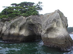 Chōmei-ana in Komone-jima (stürzte durch das Tōhoku-Erdbeben 2011 zusammen)