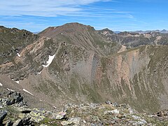 Affleurements de micaschistes et de marbres, édiacariens, dans les hautes montagnes[7].