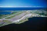 Zicht op Stephenville International Airport. Het zichtbare water is Noel's Pond (voorgrond), Port Harmon (midden) en St. George's Bay (achtergrond).