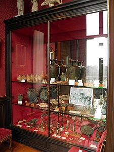 Vitrine consacrée aux antiques située entre la salle du Giotto et la salle de la Minerve