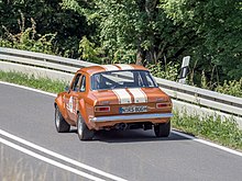 Voiture de couleur orange, vue depuis l'arrière.