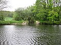 Passerelle sur le ruisseau des Trois-Fontaines pour le chemin de contre-halage au niveau de sa confluence avec l'Aulne canalisée (canal de Nantes à Brest, limite entre les communes de Gouézec et Lothey).