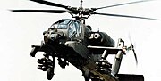 ヘルファイア対戦車ミサイル8発を搭載するAH-64