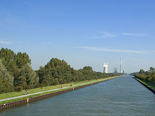 Der Kanal in Bergkamen, im Hintergrund das Kraftwerk Bergkamen.