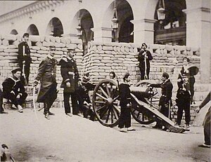 Barricade située place Vendôme au débouché de la rue de Castiglione.