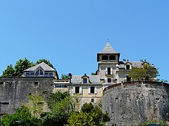 Les remparts du château de Montignac et le château moderne.