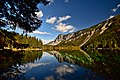 Il paesaggio intorno al lago con i colori dell'autunno