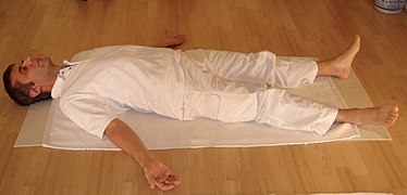 Shavasana,[9]​, postura del camello.