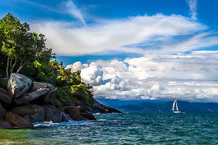 Ilhabela coast © Roberto Pavezi Netto