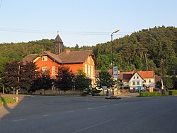 Želízy, náves s budovou základní školy