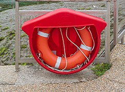 Bouée de sauvetage à terre en bord de mer (Conleau, golfe du Morbihan).