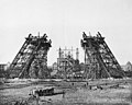 7 décembre 1887: Montage de la partie inférieure sur les pylones en charpente.