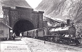 Een trein aan het noordelijke tunnelportaal in Göschenen, circa 1900.