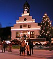 Eislaufbahn und Weihnachtsmarkt vor dem Rathaus