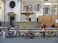 Piazza Farnese, la fontana a sinistra del palazzo