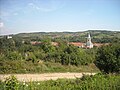 A falu egy részlete, baloldalt az evangélikus, jobboldalt a görögkatolikus templommal