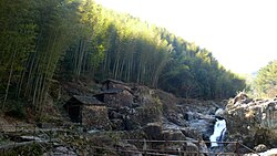 沢雅鎮の竹林と四連碓紙漉き工房