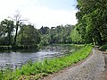 Le canal de Nantes à Brest (Aulne canalisée) à l'ouest de la confluence avec le ruisseau du Vernic (commune de Pleyben).