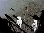 Un homme en combinaison spatiale sur la Lune.