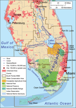 Everglades nằm ở nam bán đảo Florida. Bản đồ thể hiện các khu vực cục quản lý nước Nam Florida quản lý, hồ Okeechobee, khu bảo tồn quốc gia Big Cypress, vùng đô thị Miami, Ten Thousand Islands, và vịnh Florida.