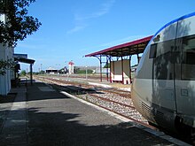 voies et quais de la gare avec à droite l'avant d'un TER