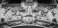 Thumbnail for File:Madrid - Edificio Grassy (Gran Vía 1) - north facade - relief over entrance.jpg