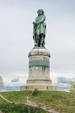 Vercingetorix galiar buruzagiaren omenezko monumentua (1865). Napoleon III.aren agintaldian eraiki zen.