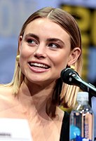 Lucy Fry spielt die Elfin Tikka, Édgar Ramírez den FBI-Mitarbeiter Kandomere