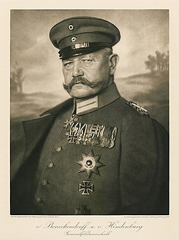 Le Generalfeldmarschall Paul von Hindenburg, photographié par Nicola Perscheid en 1914. (définition réelle 2 870 × 3 855)