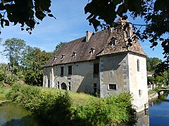 L'aile ouest du château et les douves.