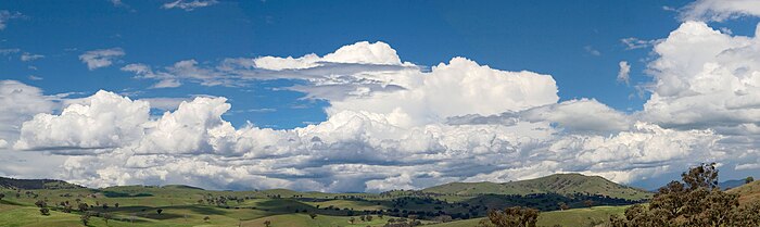 Panorama awan kumulus di Swifts Creek, Victoria