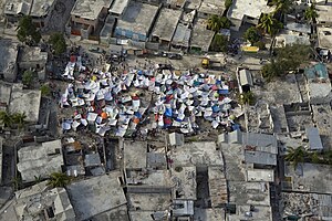 Makeshift tents set up in a city square. Image: UNDP.