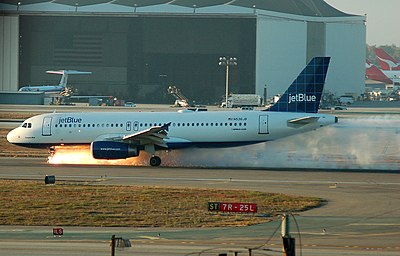 Pesawat jetBlue penerbangan 292, sebuah Airbus A320, membuat pendaratan darurat di landasan pacu 25L di LAX pada Rabu, 21 September 2005 setelah roda pendaratan depan tidak berfungsi. Ekor 2 Qantas terlihat di latar belakang bersama dengan American Airlines MD-80 di sudut kiri atas.