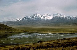 Quñuqqucha with Qiwllarahu in the background