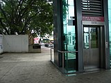 Trotoar di Brisbane, Australia, dengan lift yang terhubung dengan Cultural Centre Bus Station