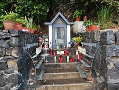 Public Shrine along the Rua do Leiria, Machico (03).jpg