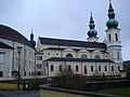 Seitliche Ansicht der Basilika mit Blick auf den Eingang zur St.-Georgs-Kirche.