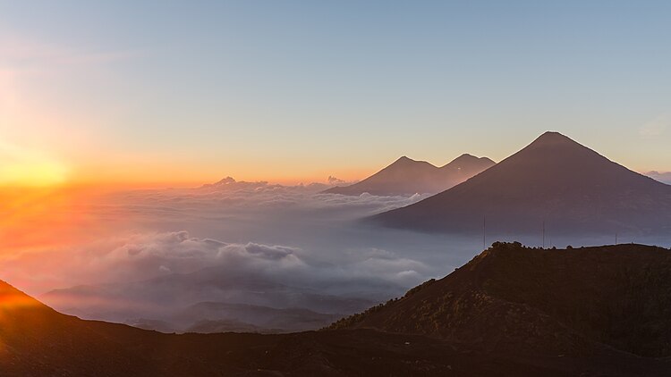 Вид на вулканы Фуэго, Акатенанго, Агуа с вулкана Пакая в Гватемале
