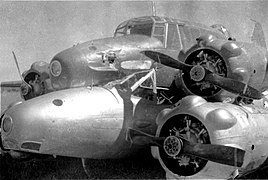 Les deux Avro Anson l'un sur l'autre vus depuis devant. On voit que les hélices de l'avion supérieur ont transpercé les capots des moteurs.