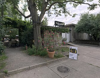 Flachbauten auf dem Grundstück, Kantine am Berghain