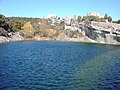 Le barrage de Saint-Saturnin vu depuis le haut de son mur. On devine l'ancien mur du barrage en bas à droite. Au-dessus, le château de Saint-Saturnin ainsi que les vestiges des fortifications.