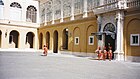 Cour Saint-Damase, cour d'honneur du Palais apostolique au Vatican, entrée du palais de Sixte-Quint (Scala Nobile) au moment de la relève de la Garde suisse pontificale (façade Est).