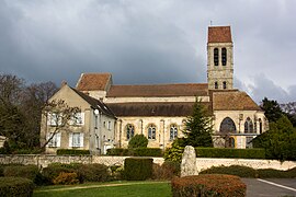 Vue en élévation de l'église depuis le sud. Sur la première travée à droite, la toiture est plus élevée que sur le reste de la nef : cette partie a été ajoutée en 1537, en même temps avec le portail.