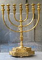 Menorá inspirada por la antigua del Templo de Jerusalén. Inicialmente exhibida en el Cardo de Jerusalén (2007). The Temple Institute, Barrio judío de la ciudad vieja de Jerusalén.