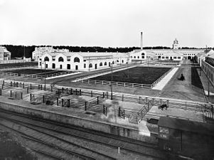 Enskede slakthus i mars 1913. Slakthusbanan syns i förgrunden.