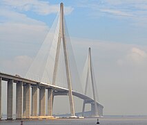 Ponte Sutong, ente Nantong y Suzhou, foi una de les pontes atirantaes más llargos del mundu cuando foi completáu en 2008.