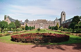 Vue générale de l'ancienne abbaye de Bonne-Espérance en 2004, située à Estinnes dans la province de Hainaut.