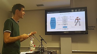 Aitzol Astigarraga tesia aurkezten. Bertsobot robot bertsolaria (2017-07-19).